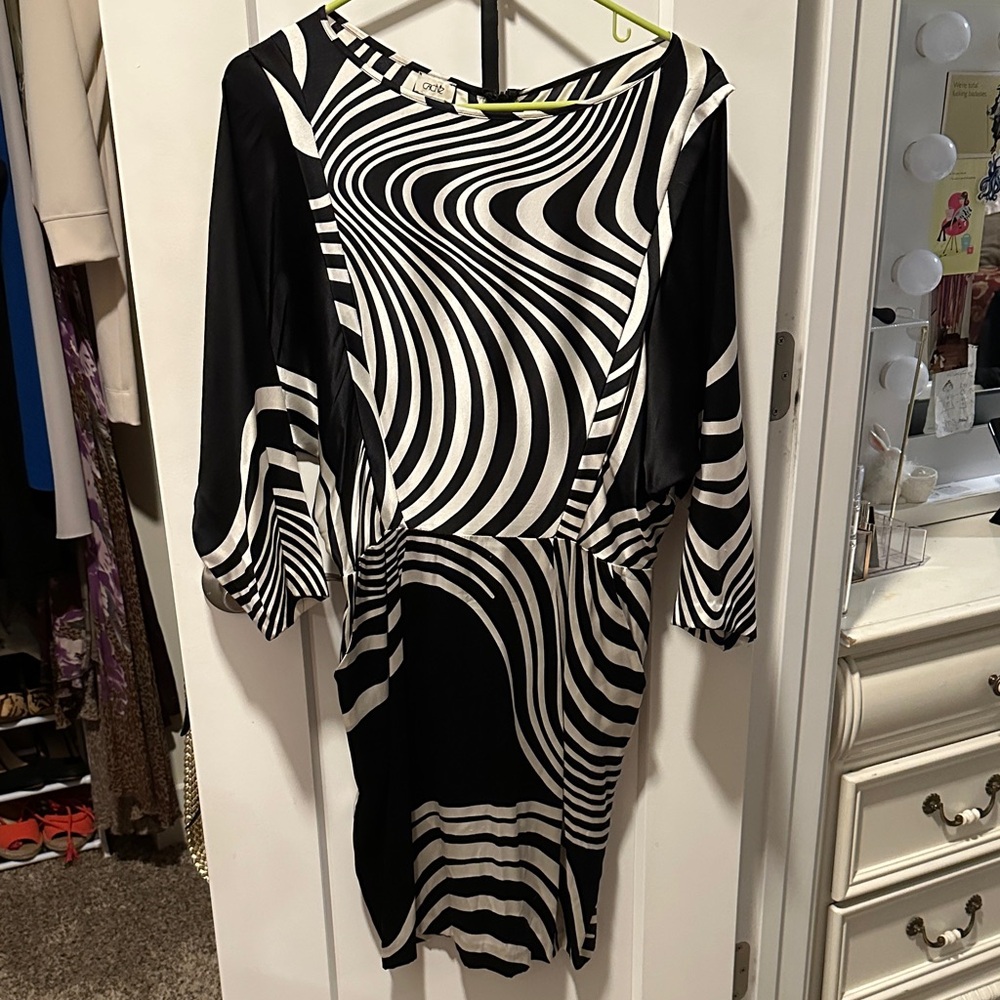 Cache 95% silk Monochrome Swirl Long Sleeve Dress with matching skinny belt